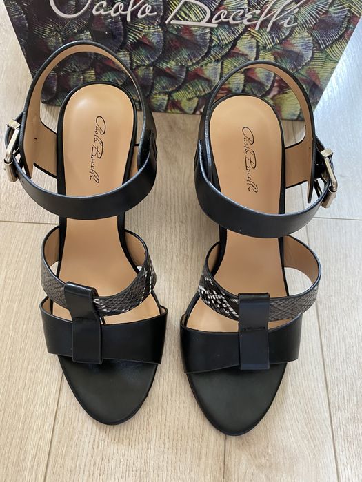 Черни сандали с дебел ток