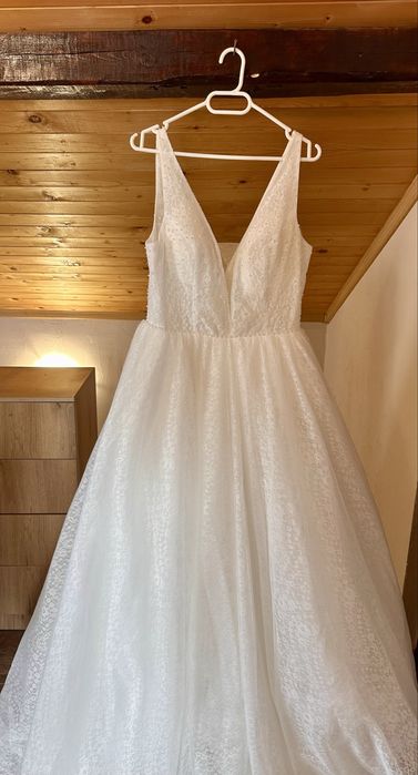 Булчинска рокля с перли , чисто нова- бял цвят. Отговаря на размер М.