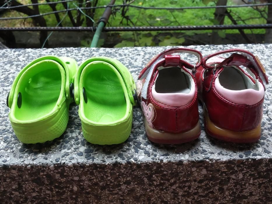 Сандалки, чехлички и пантофки за бебешки крачета