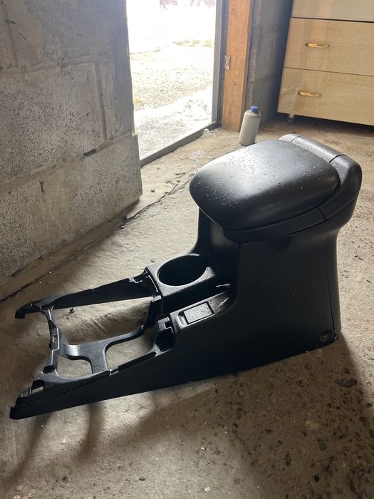 Продам подлокотник suzuki escudo 1