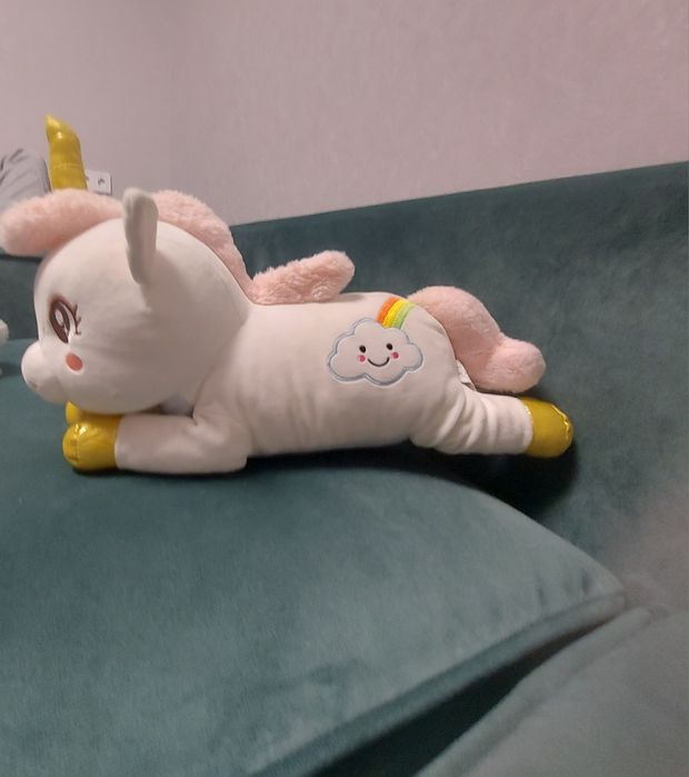 Мягкая игрушка в виде единорога.