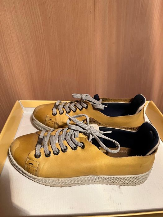 Обувь отличная можно ещё долго носить.