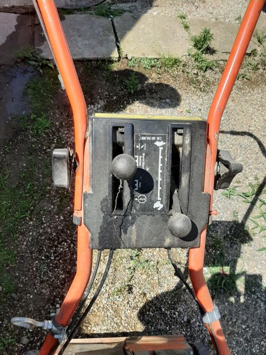 Vand masina de tuns iarba pe benzina