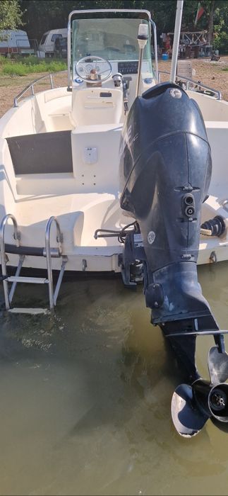Лодка със двигател