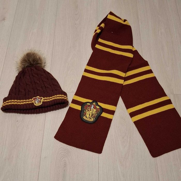 Set de caciula si fular Griffindor