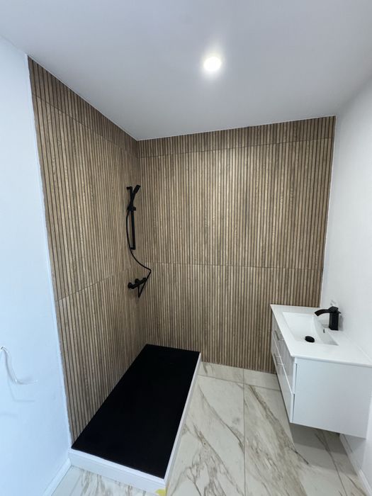 Casă/ 4 dormitoare/cladură în pardoseală/ 3 băi