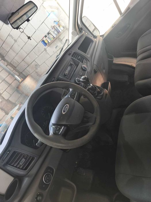 Vând Ford Transit 2019 – Autoutilitară cu Obloane Rabatabile