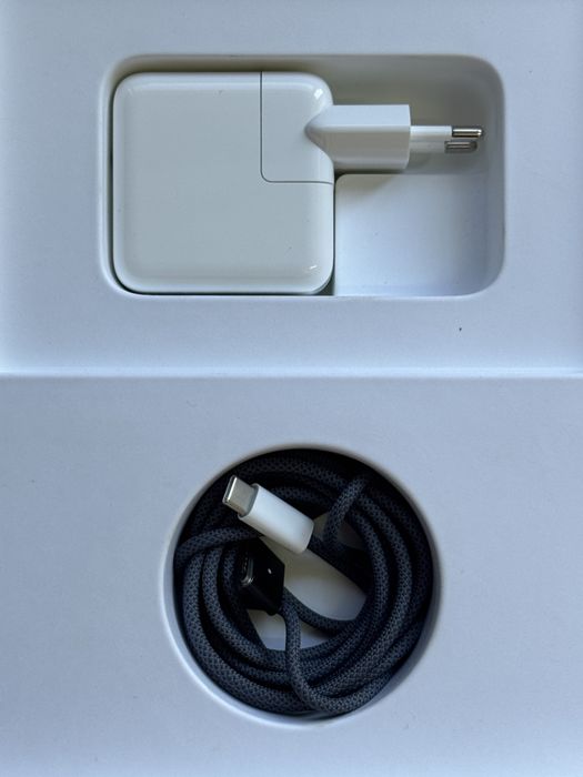 Apple MacBook Air 13” / M3 Chip / 2024 / 8GB RAM / 256GB SSD / Retina Display / A3113