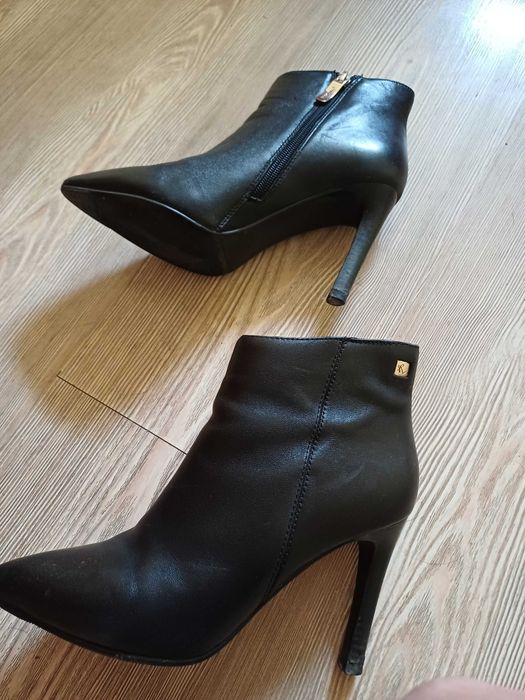 Продавам боти с марката Cantarini.