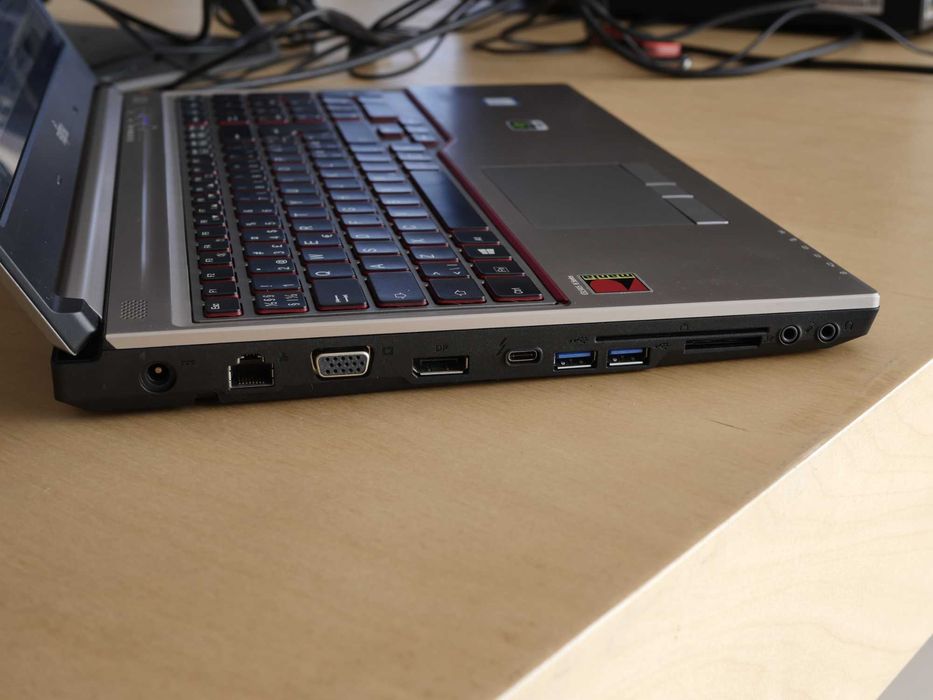 Fujitsu Celsius H760, Xeon 3.8Ghz, Quadro M2000M, 16GB DDR4, 512GB SSD