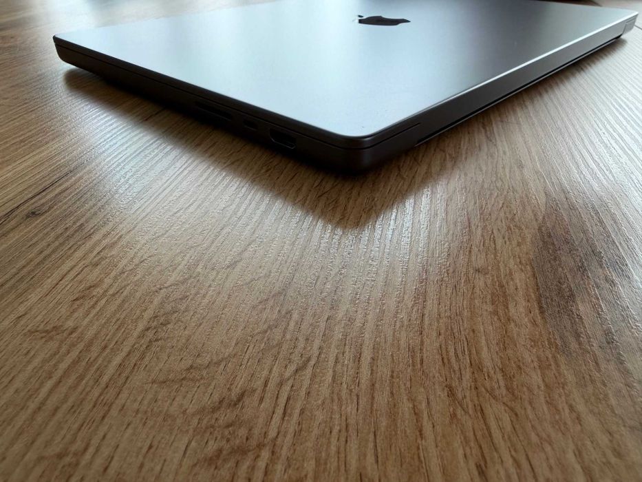 MacBook Pro 16" M4 PRO Chip 14-CPU/20-GPU/24GB RAM/1TB SSD