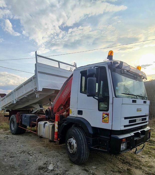 Camion basculabil cu macara