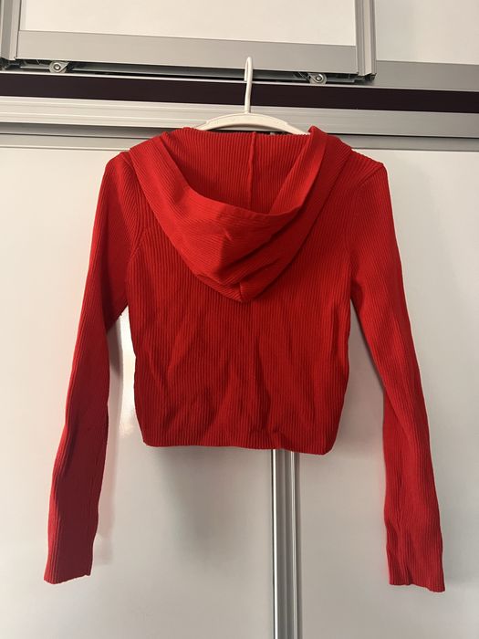 Червено горнище, Stradivarius