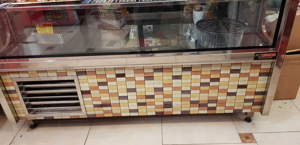 Сладкарска хладилна витрина за торти