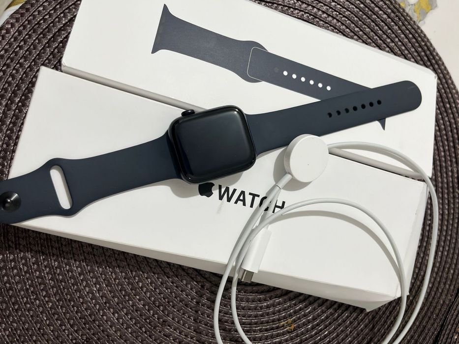 Продам часы Apple watch SE 2