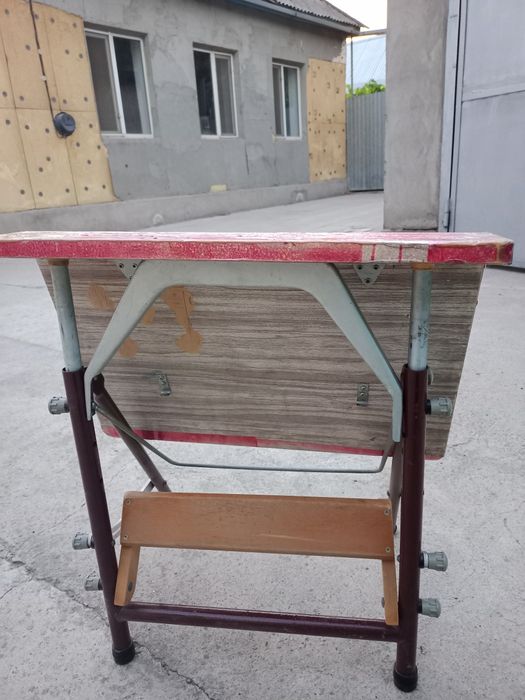 Парта красная детская