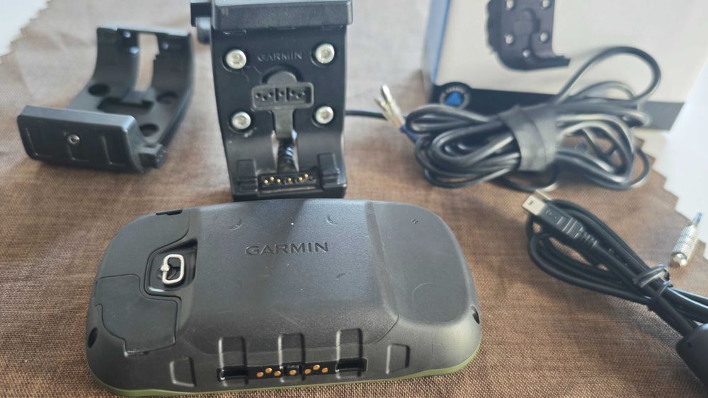 GPS Навигация Garmin Montana 610 със зареждаща стойка RAM монтаж