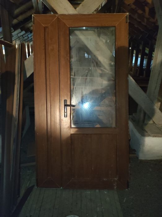 Продам пластиковую дверь