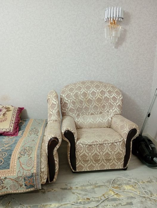 Продаёться диван и два кресла