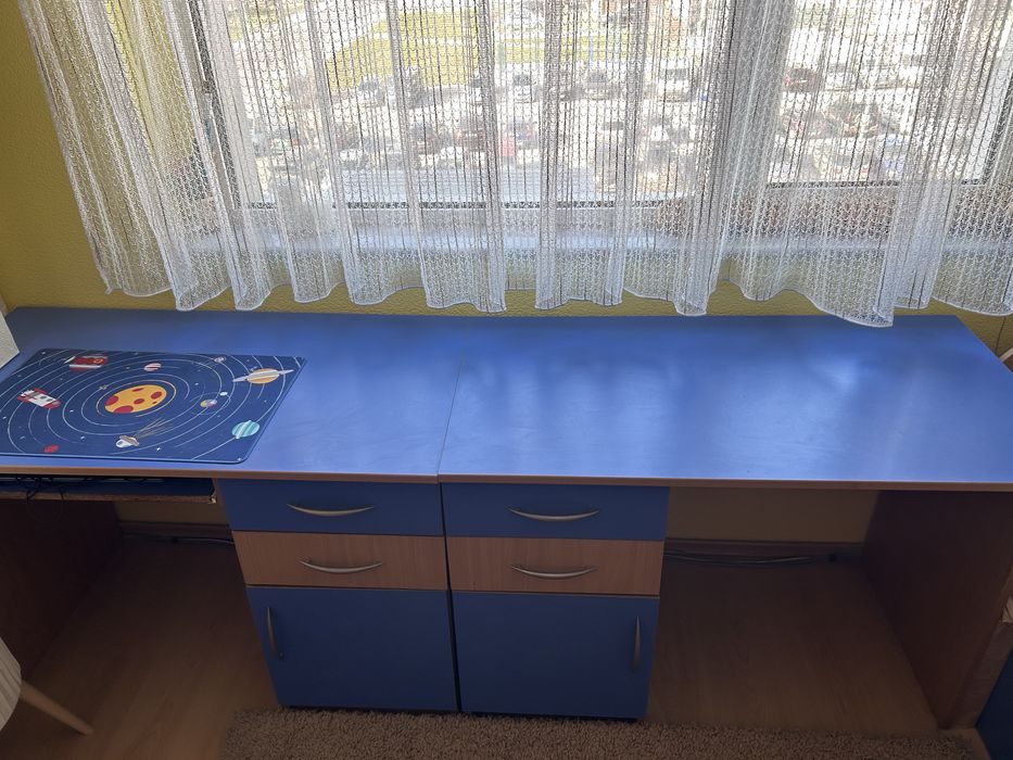 Продавам 2 бюра, размерите на всяко бюро са 60см / 110см / вис.75см