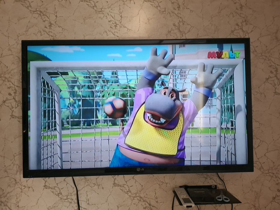 Телевизор LG диагональ119 корабкасымен тұр,флешка салынады