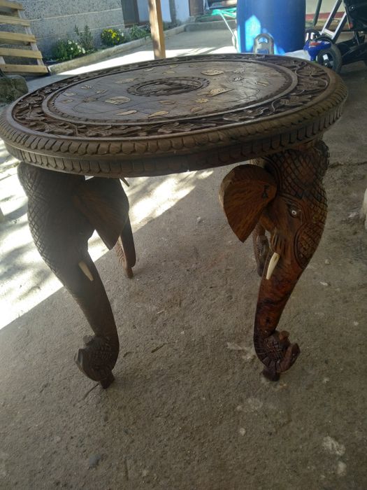 Продавам старинна дървена масичка ръчна дърворезба