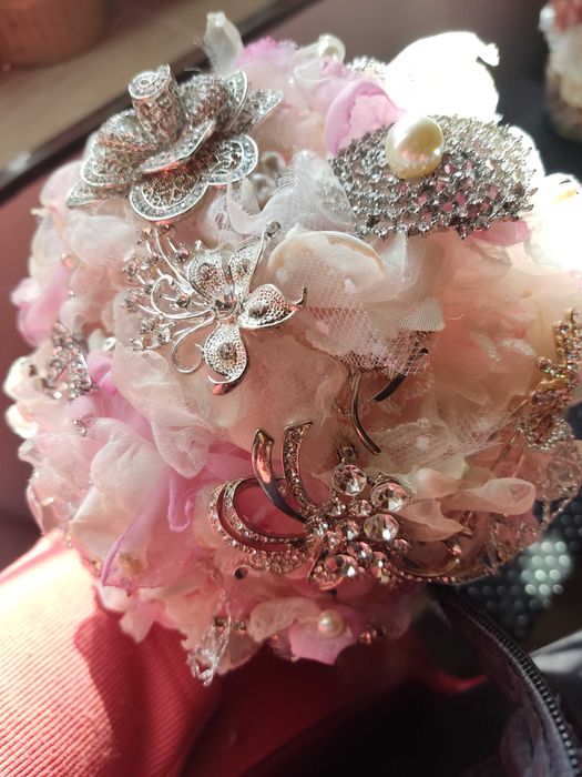 Булченски букет с цветя от плат и брошки