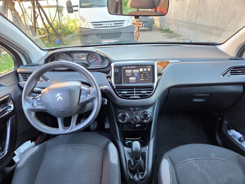 Peugeot 208 blue hdi