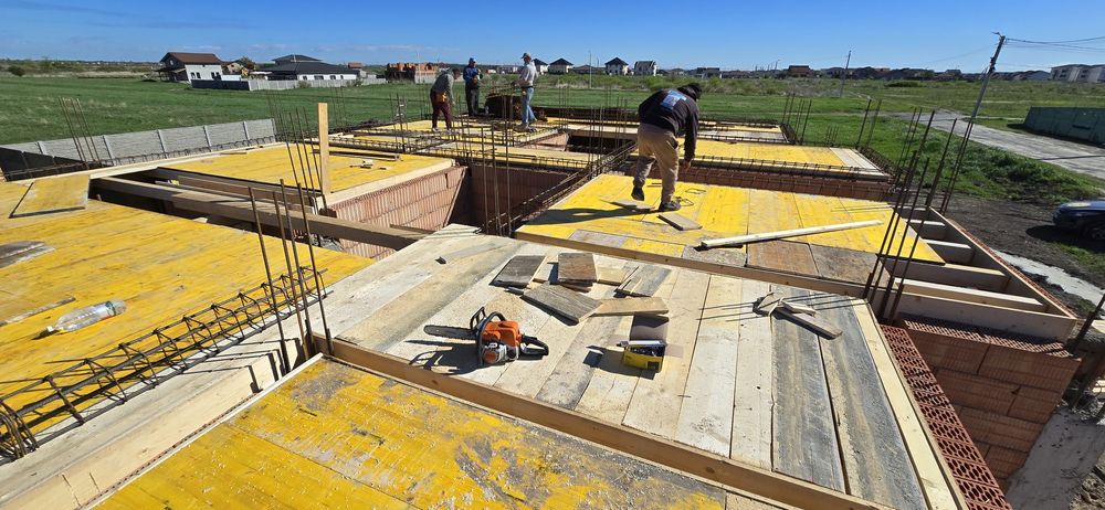 Construcții case la rosu