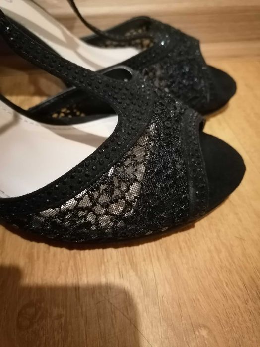 Дамски сандали с ток