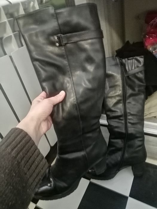 Сапоги и полушубок. Очень тёплые С Москвы привозила.