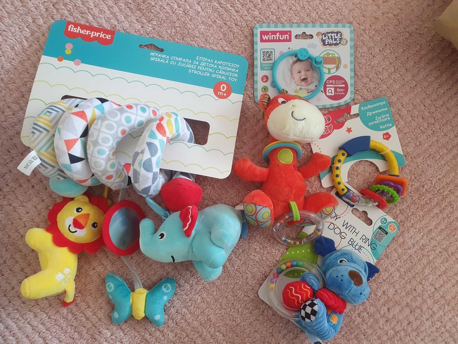 Бебешки дрешки и играчки