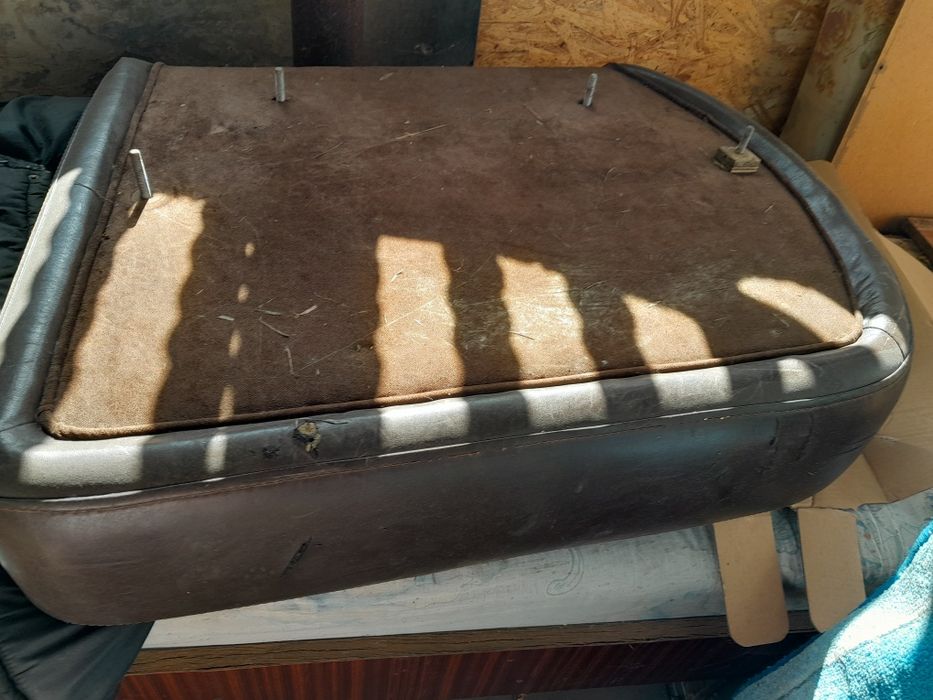 Отдам остатки дивана бесплатно.