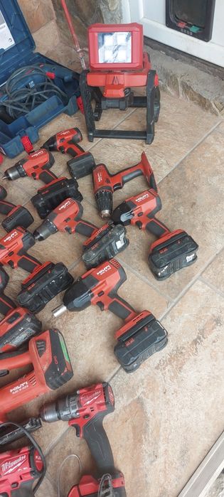 Vând scule hilti în  milwaukee