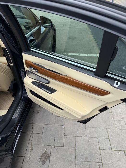 Bmw 740d f01/ LCI/ 2013/ 5 butoane 313cp