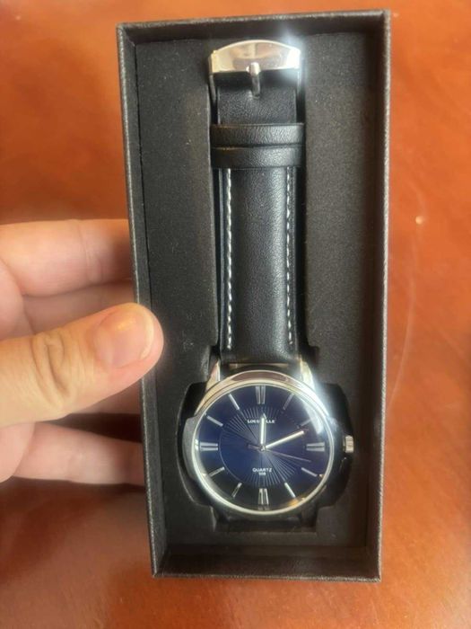 Мъжки часовник LOUISVILLE с каишка от кожа и корпус от алуминий