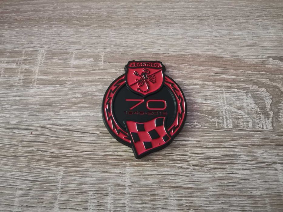червена метална емблема Abarth 70th Anniversary