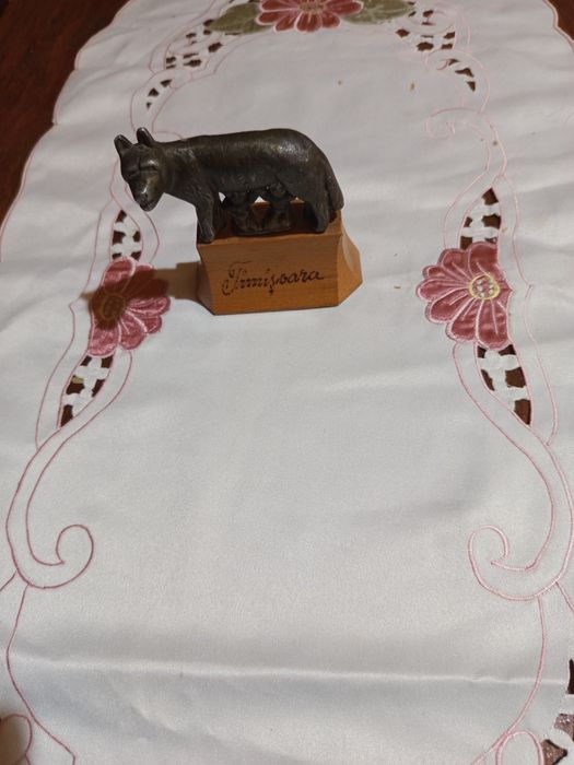 Vînd macheta statuia lupoaicei din centrul Timișoara