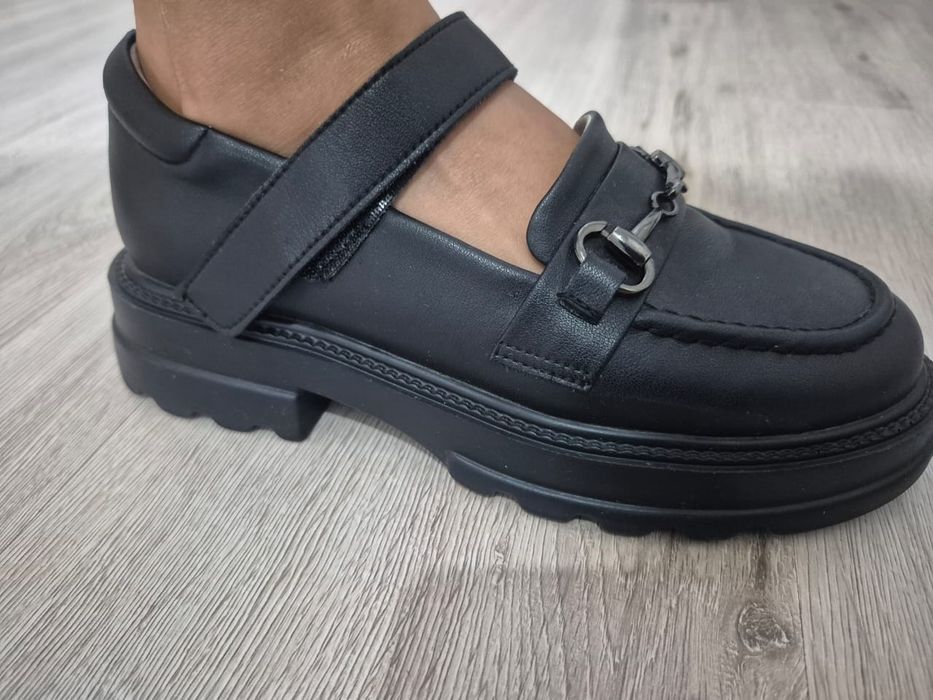 Продам туфли школьные