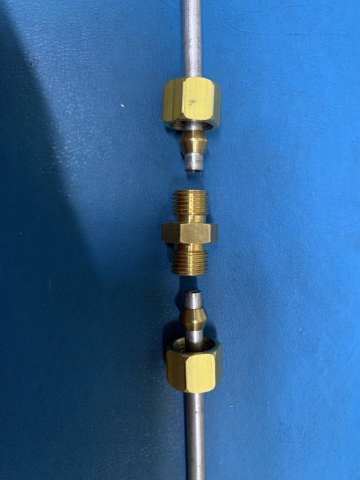 Соеденитель тормозной трубки  универсальный.