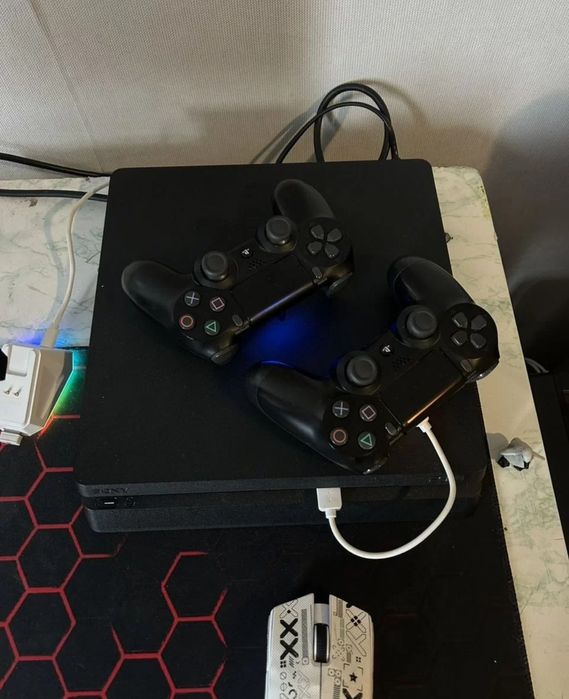 PlayStation 4 Slim с 2 геймпадами