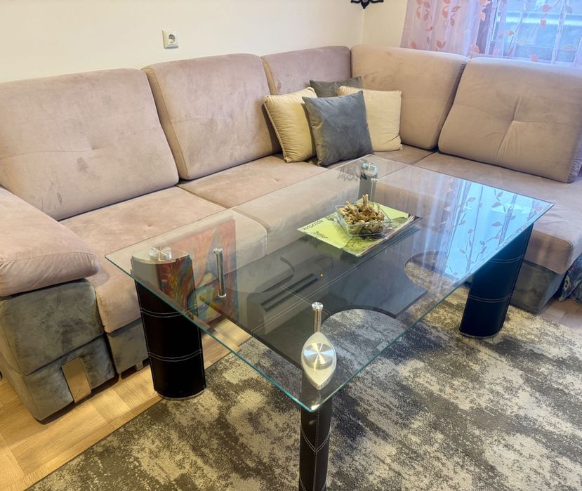 Стъклена маса за красив интериор