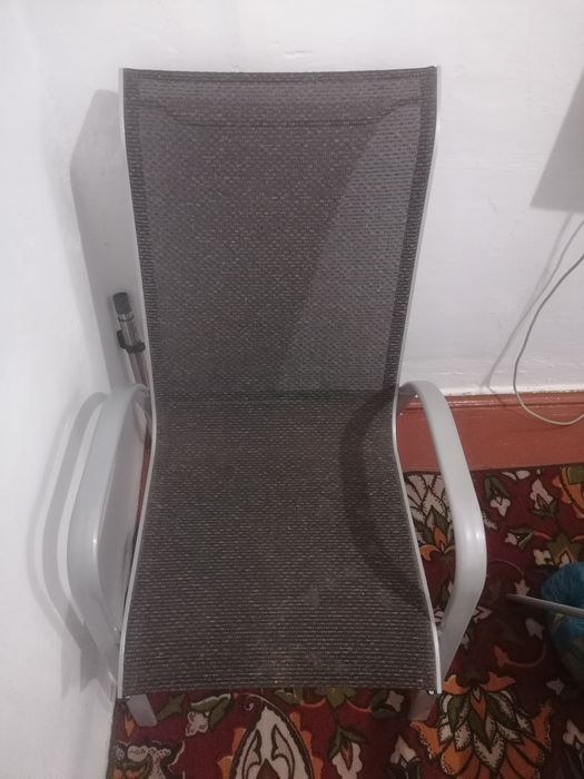 Стол и четыре кресла