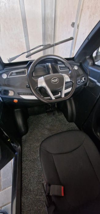 Vănd mașinuța electrică