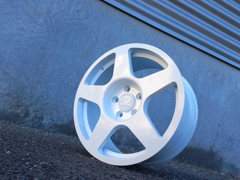 17.5x114.3 Fifteen 52 Pure White 8.0ж ет40 Honda Toyota Mitsubushi Sub