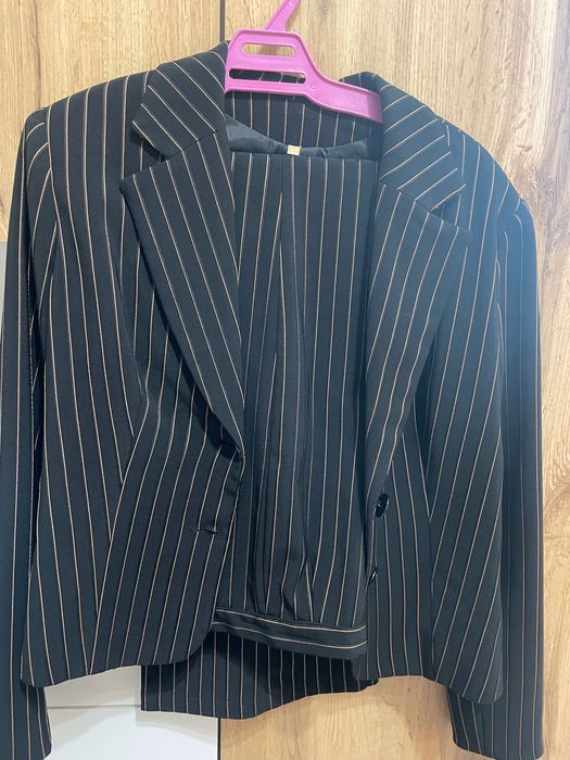 Официален костюм