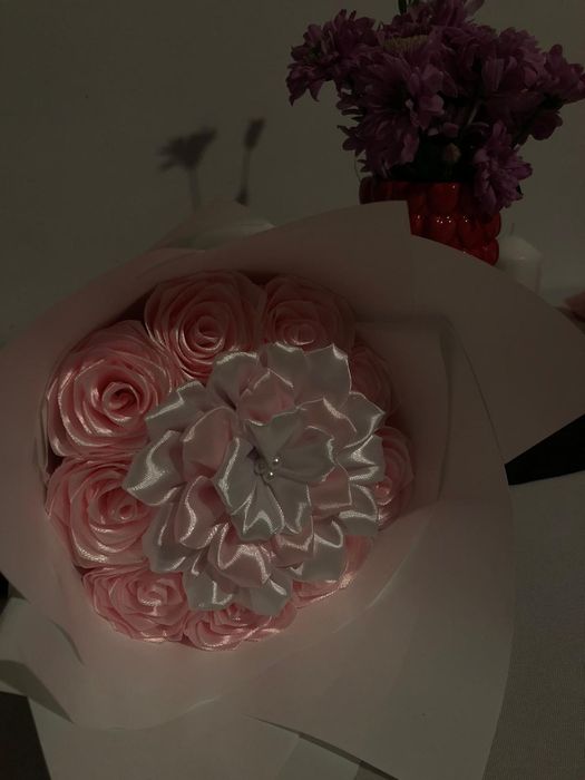 Buchete de trandafiri din satin – cadoul perfect de 1 și 8 Martie