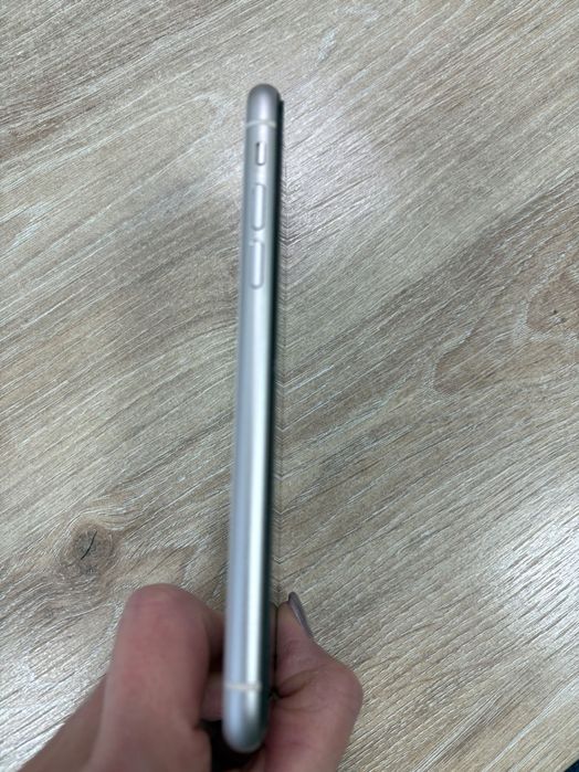Продавам iPhone 11