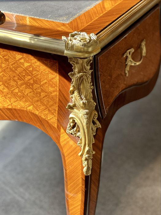 Birou stil Louis XV , furniruit ,elemente bronz, piesă deosebită