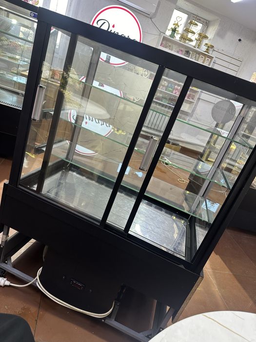 Продам витринный холодильник